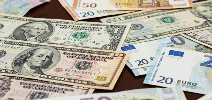 Dolerius į Eurus: Išsamus Gidas, Kaip ir Kur Keisti Valiutą Palankiausiu Kursu